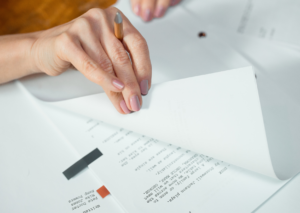 Hand blättert in Formularen